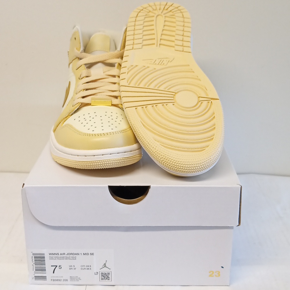 WMNS AIR JORDAN 1 MID SE (7.5W) - Picture 12 of 14